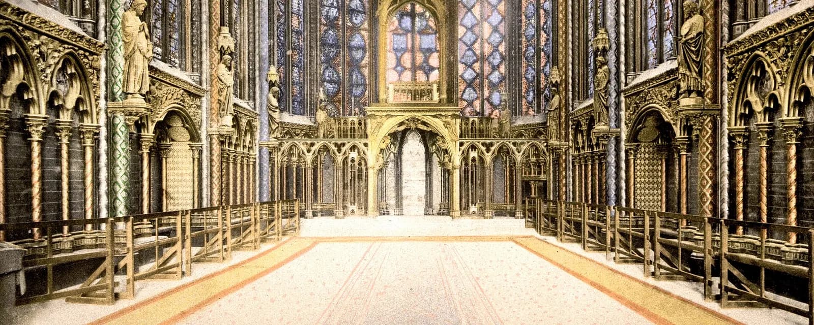 Intérieur de la Sainte-Chapelle à Paris et ses vitraux